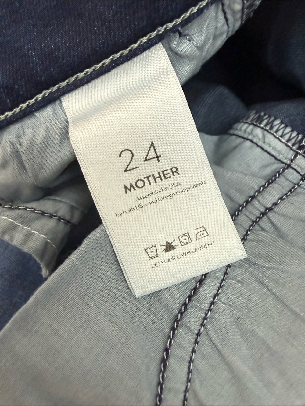 Mother Denim The Outsider Crop Flare Jeans: Two Strangers Ride On The Subway - Picture 15 of 16